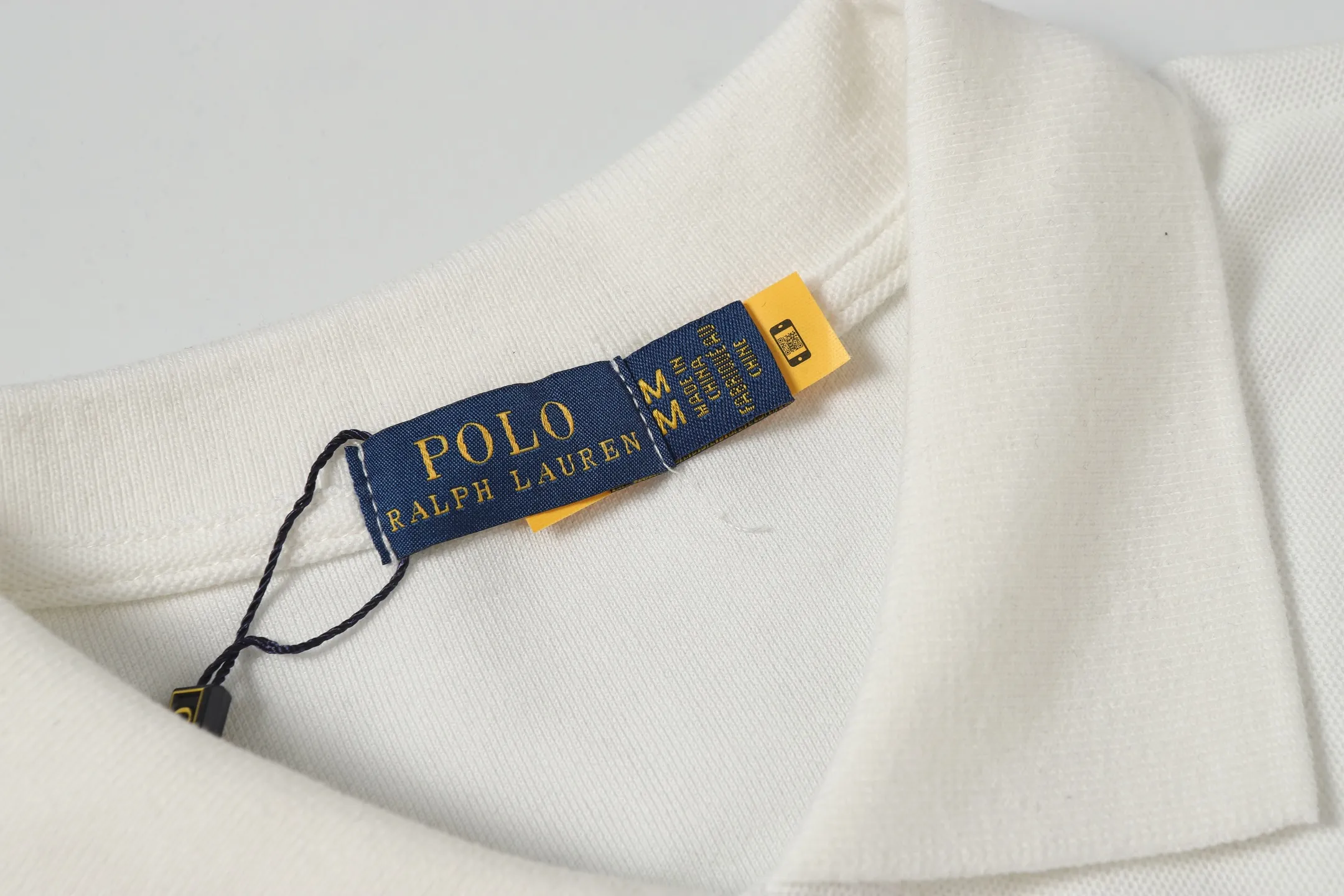 P156 Style number: A016 [Ralph Lauren classic bear print Polo shirt] ✅250 grams of fine cotton pique fabric, custom-woven and dyed threads ✅Original stickers Scan the QR code to enter the official website ✅Large version, loose and stylish, can wear up to 210 pounds Color: black, white, navy, blue, sky blue, dark gray, floral gray Size: S-XL